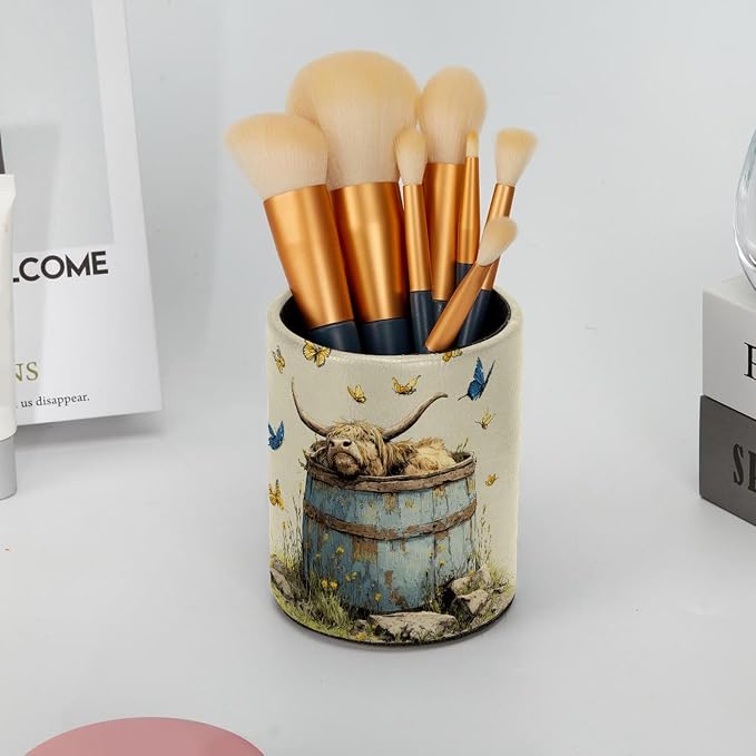 Faux Leather Pen Holder for Desk, Pencil Organizer Highland Cow Pen Cup Desk Decor Makeup Brush Holder Storage for Office Home