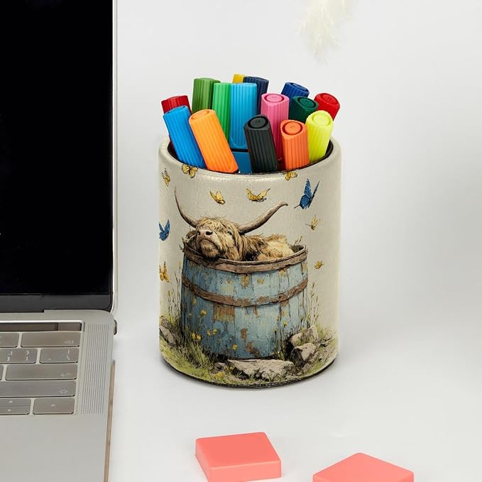 Faux Leather Pen Holder for Desk, Pencil Organizer Highland Cow Pen Cup Desk Decor Makeup Brush Holder Storage for Office Home