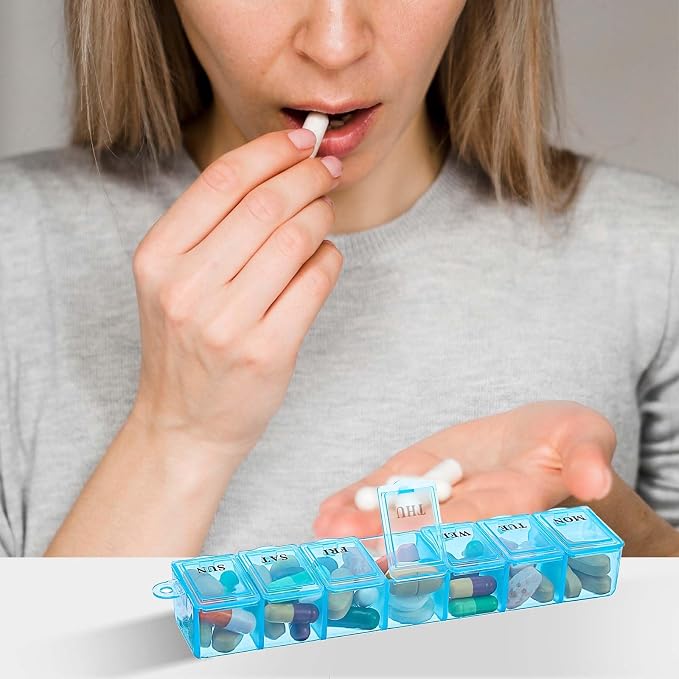 COMNICO Weekly Pill Organizer,4Pcs 7 Day Pill Case Daily Vitamin Case Medicine Box Portable Medicine Organizer with Compartment 4 Colors AM PM Pill Containers for Medicine Supplements Fish Oil